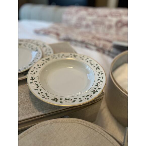 RARE Christmas Holiday Vine Fine for 8 Dinnerware Plates Cups Saucers Bowls - Picture 4 of 16